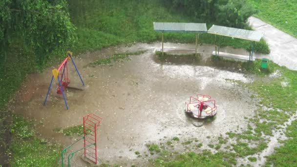 Letni Ulewny Deszcz Mieście Widok Góry Zielony Dziedziniec Plac Zabaw — Wideo stockowe