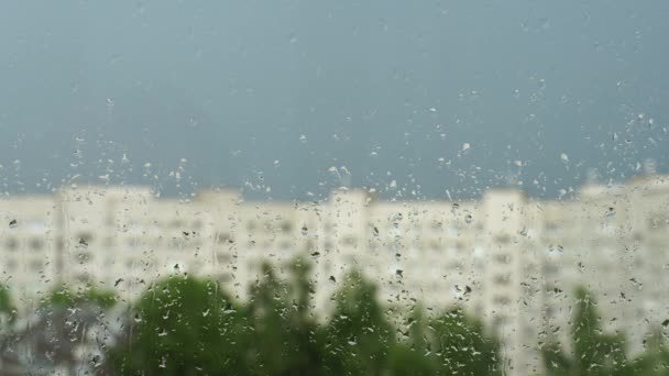 Капли Воды Оконное Стекло Летний Дождь Городе Голубое Небо Расплывчатые — стоковое видео