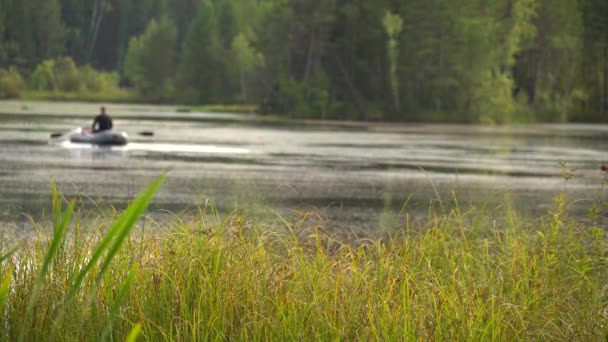 Visser Zwemt Een Opblaasbare Boot Rivier Backwater Weekend Hobby Kalme — Stockvideo