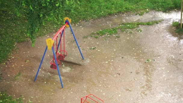 Chuva Forte Verão Cidade Vista Superior Pátio Verde Playground Poça — Vídeo de Stock