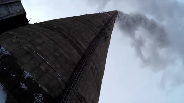 Нижній погляд на високі димові комини в ЦНС. Промисловість і екологія концепція, тепловий сезон, забруднення повітря. ГЕС і сіре світло взимку. — стокове відео