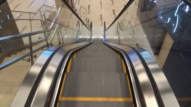 Draufsicht auf nach oben fahrende, leere Rolltreppe mit Glasgeländer — Stockvideo