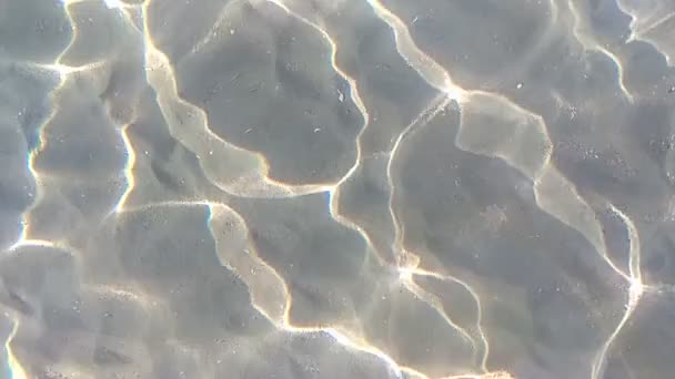 Reflectie van licht door watergolven. Watervervorming en heldere zonnevlekken onder water — Stockvideo