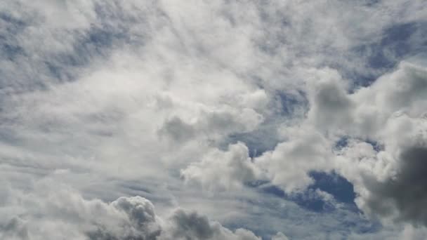 Czas ucieka z nieba. Piękna panorama błękitnego nieba z białymi chmurami. Relaksujący widok poruszających się chmur przekształcających. Jasne, bardzo ładne, błękitne niebo. Formowanie białej chmury. Full HD 1080p — Wideo stockowe