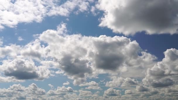 Time Lapse del cielo. Hermoso panorama de cielo azul con nubes blancas. Vista relajante de nubes transformadoras en movimiento. Claro muy bonito cielo azul suave. Formateo de paisaje nublado blanco. Full HD 1080p — Vídeo de stock