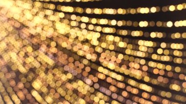 Çelenk yanar ve titreşir. Yumuşak odaklı bokeh. Bokeh of bulanık yeni yıl çelenkleri. Noel ya da yeni yıl geçmişi. Sıcak altın ışıkların güzel Noel arkaplanı. 4K Ultra HD