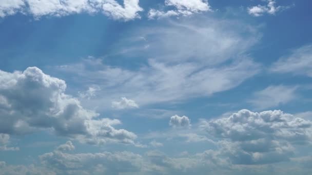 Zeitraffer. Schöne Aussicht auf blauen Himmel mit weißen Wolken. Entspannender Blick auf sich bewegende transformierende Wolken. Klarer, sehr schöner weicher blauer Himmel. Die Formatierung weißer Wolkenlandschaft. Full HD 1080p — Stockvideo