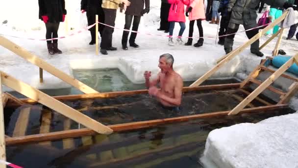 ZELENOGORSK, Russland - 19. Januar 2020: Feier der orthodoxen Taufe in Russland, Taufe Jesu Christi, Menschen, die am Dreikönigstag im Eisloch baden. Full HD 1080p — Stockvideo