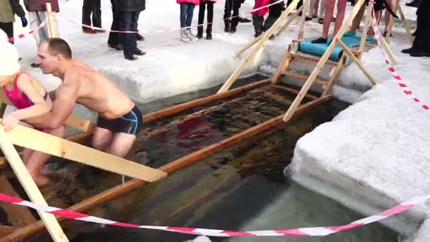 ZELENOGORSK, Russia - January 19, 2020: Celebration of Orthodox Baptism in Russia, Baptism of Jesus Christ, People bathed in ice-hole on Epiphany.全HD 1080p — 图库视频影像