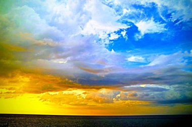 Sahne deniz manzarası ne zaman güneş ayarı bulutlu gökyüzü arkasında deniz ufukta akşamları harika manzara arka plan için böylece etkileyici açık desen