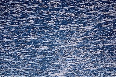 Sahne deniz yüzeyinde dalgalanma en az ve yakın tarzında güneş ışığı yansıması tarafından awesome arka plan için böylece etkileyici açık desen