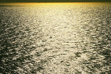 Sahne deniz yüzeyinde dalgalanma en az ve yakın tarzında güneş ışığı yansıması tarafından awesome arka plan için böylece etkileyici açık desen