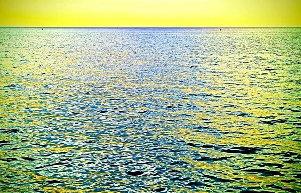 最小限に抑え クローズ スタイル アップでリップルの日光の反射による風景海の表面素晴れらしい抽象的な背景のとても印象的な屋外パターン — ストック写真