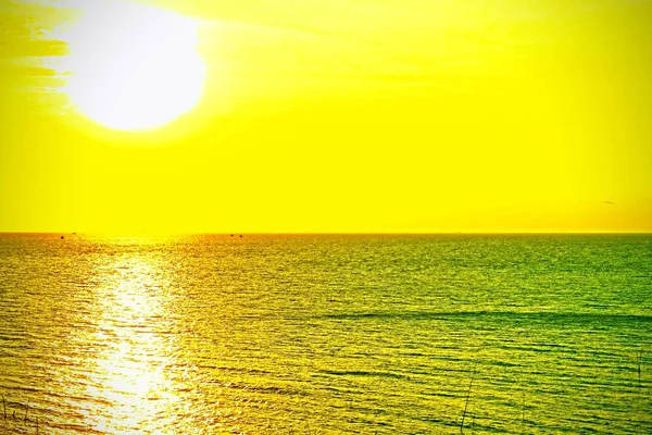 最小限に抑え クローズ スタイル アップでリップルの日光の反射による風景海の表面素晴れらしい抽象的な背景のとても印象的な屋外パターン — ストック写真