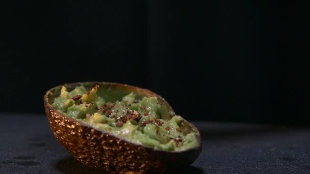 Citroensap gegoten op een halve avocado — Stockvideo