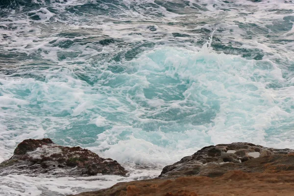 ジオパーク台湾で青い波と岩石のビーチ — ストック写真
