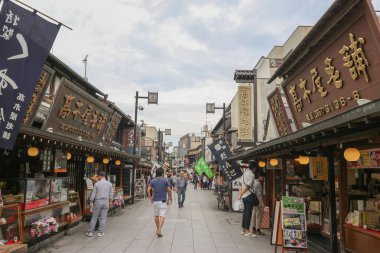 2018 Mayıs 03. Tokyo Japonya. insanlar seyahat ve eski tarihi geleneksel şehir şehir, Kanamachi Edogawa City alışveriş.