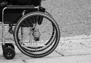 siyah bir tekerlekli sandalye ile kopya alan arka plan açık taş katta durdu.