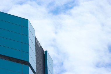 Kopyalama alanı bulutlu gökyüzü arka plan olarak bina gökdelen.