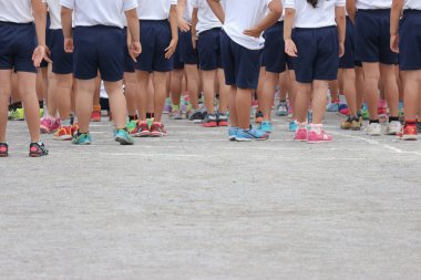 2017 Octorber 01. Tokyo Japonya. Bacaklarım Japon İlköğretim Okulu öğrencilerinin satırdaki genel Park'ta spor gün hazırlanmak için.