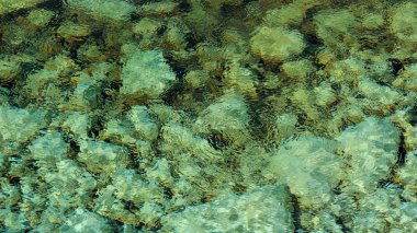 taş zemin onsen kaplıca kusatsu Gunma Japonya, gelen doğal kayan dalgalanma.