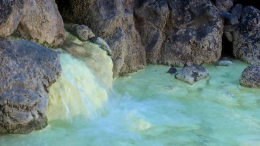 bir doğal kaplıca onsen Kusatsu Gunma Japonya nehirde akan.