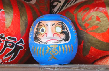 2017 09 19. Gunma Japonya. Küçük mavi Daruma veya diğer kırmızı Shorinzan Darumaji Tapınağı'nda insanlarla arzusunun dahil Japon şanslı bebek.