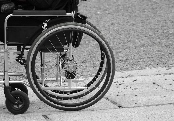 Ein Schwarzer Rollstuhl Hielt Auf Dem Steinboden Freien Mit Kopierraum — Stockfoto