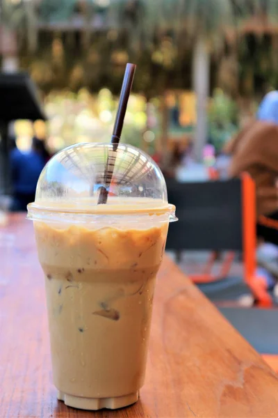 Frischer Eiskaffee Plastikbecher Auf Holztisch Der Cafeteria — Stockfoto