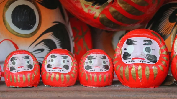 Fila Daruma Rojo Muñecas Afortunadas Japonesas —  Fotos de Stock