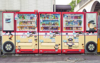 2016 Mayıs 05. Tokyo Japonyası. Musashi-Masuko İstasyonu yakınında yerini otobüs illüstrasyon şeklinde Japon otomat içecek makinesi.
