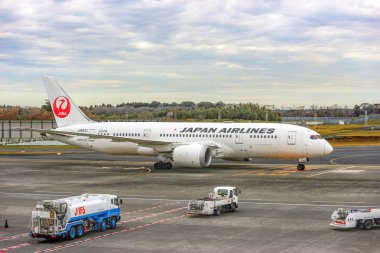 2018 13 Aralık. Çin Japonyası. Jal havayolu boeing uçağı Narita havaalanında uluslararası rotaya kalkış ahazırlayın.