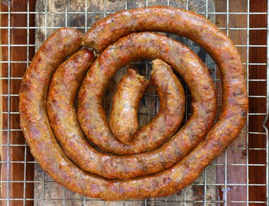 Tay kuzey mutfağı suasage üst görünümü, tepside Sai Ua Moo ızgara.