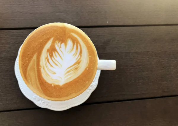 Desain Bentuk Daun Seni Atas Cangkir Kopi Latte Panas Dengan — Stok Foto