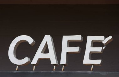Koyu duvar arka plan ile Cafe harf kelime.