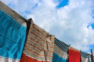 Asılı Tay kuzey geleneksel desen bez güneşli bir günde kurutma.
