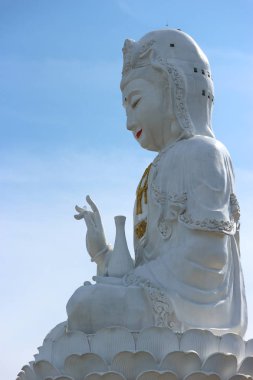 Wat Huai PLA Kung Temple, Chiang Rai kopya uzay gökyüzü arka plan ile Tay ünlü büyük beyaz bodhisattva Guanyin heykeli.