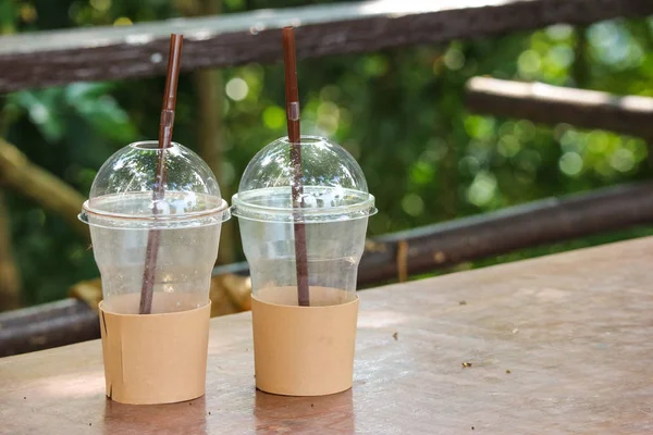 Schmutziger Leerer Gebrauchter Kaffee Plastikbecher Auf Tisch — Stockfoto