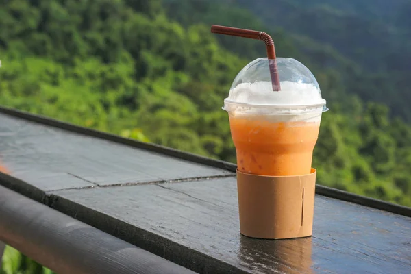 Thai Eistee Plastikbecher Mit Naturblick Als Hintergrund — Stockfoto