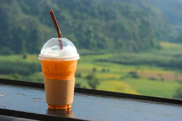 Thai Teh Dalam Cangkir Plastik Dengan Pandangan Natual Sebagai Latar — Stok Foto