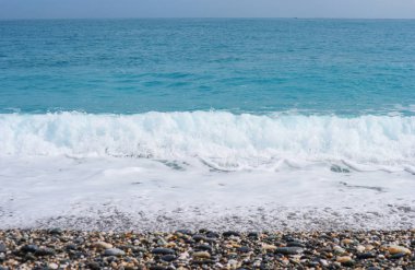 Hualien Tayvan 'da güneşli bir gün doğal sıçrama dalga deniz taşı plaj.