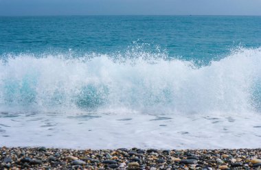 Hualien Tayvan 'da güneşli bir gün doğal sıçrama dalga deniz taşı plaj.