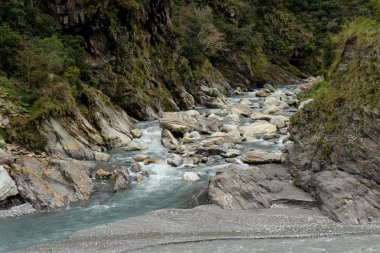 Ulusal Park Takoro Tayvan yeşil orman arasında doğal nehir ve mermer taş.