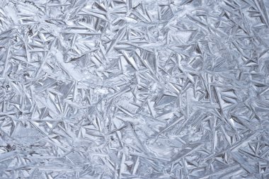 Doğal gölde dondurulmuş su yüzeyi.