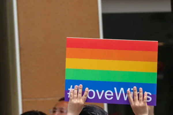2017 Mayıs 08. Tokyo Japonya. İnsan eli LoveWins acele ve Eşcinsel haklarını desteklemek için Shibuya şehir etrafında yürüyüş ile LGBT gökkuşağı bayrağı tutarak.
