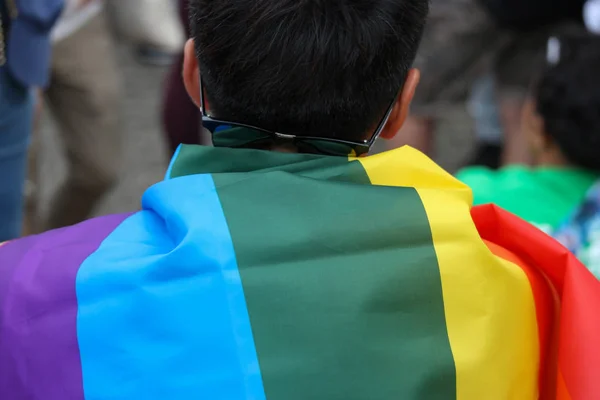 2017 Mayıs 08. Tokyo Japonya. LGBT gökkuşağı bayrağı, Eşcinsel haklarını desteklemek için Shibuya şehir etrafında geçit töreni yürüyen bir adamın arkasına kaplı.