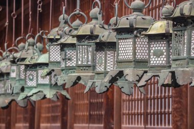 Kasuga Tapınağı, Nara ahşap binada asılı Japon geleneksel çelik fenerler