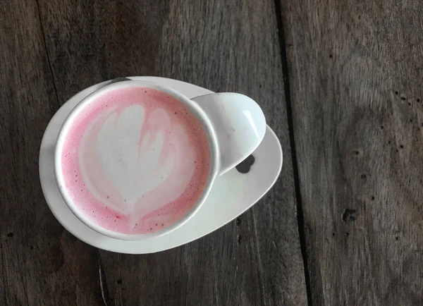 Bentuk Hati Seni Desain Atas Panas Cangkir Susu Merah Muda — Stok Foto