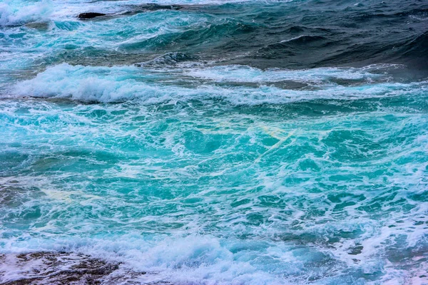 Γαλάζιο Θαλασσινό Νερό Αφρό Από Θυελλώδεις Θύελλες — Φωτογραφία Αρχείου