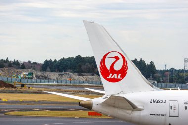 2018 14 Aralık. Chiba Japonya. Bir sonraki uçuş için hazırlamak için Narita uluslararası havaalanında bir Jal havayolu uçak park.